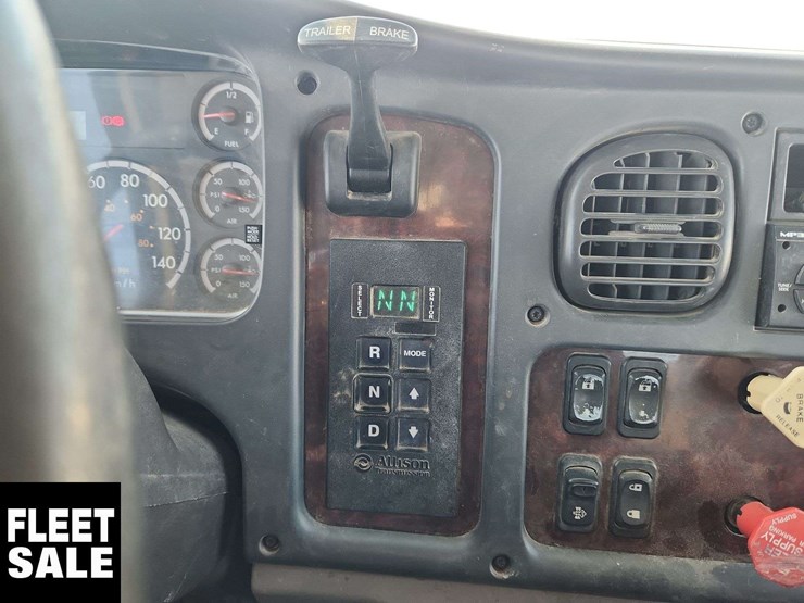 2008-freightliner-m2-106-image-22