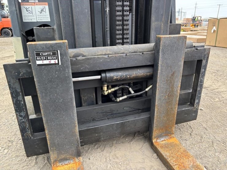 crown-303sctt-forklift-image-11