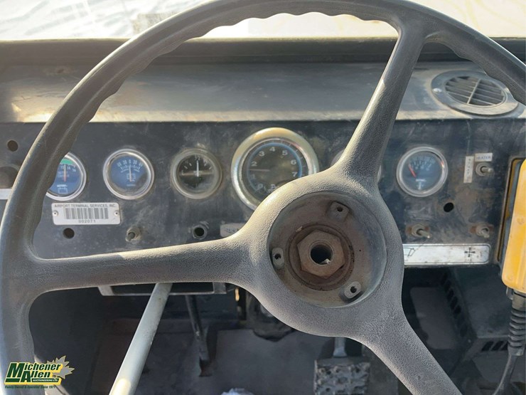 0-airport-tug-with-snow-plow-s/a-service-truck-image-15