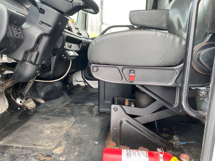 2018-hino-338-image-25