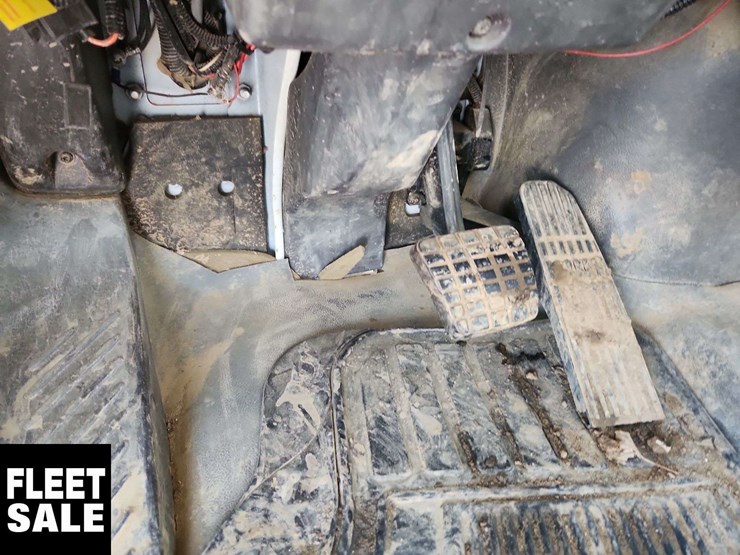 2004-freightliner-m2-106-image-23