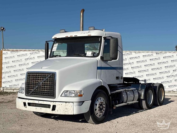 2005-volvo-vnm-day-cab-truck-tractor-image-1