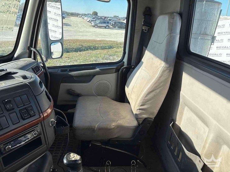 2005-volvo-vnm-day-cab-truck-tractor-image-27