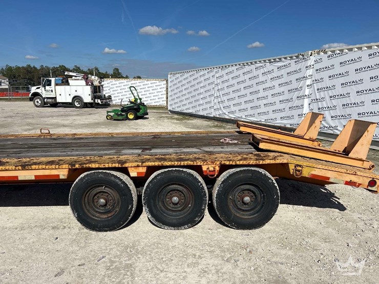 1986-eager-beaver-b9d0w-20ft.-11-ton-tri-axle-dovetail-tag-a-long-tailer-image-10