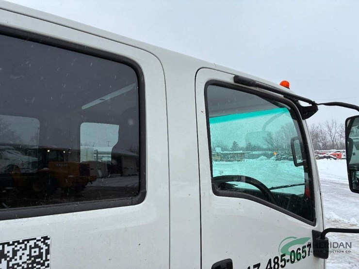 2023-isuzu-npr-image-21