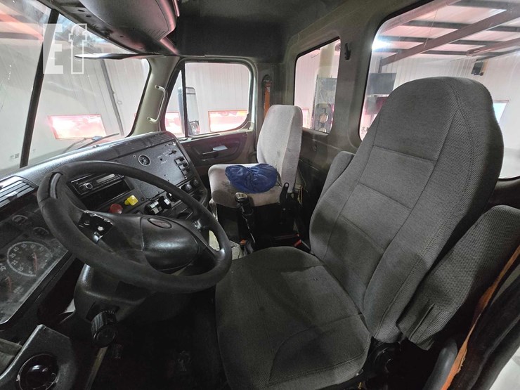 2016-freightliner-cascadia-113-image-9