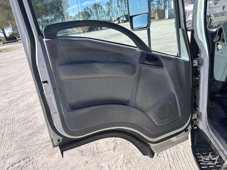 2016-isuzu-nrr-image-15