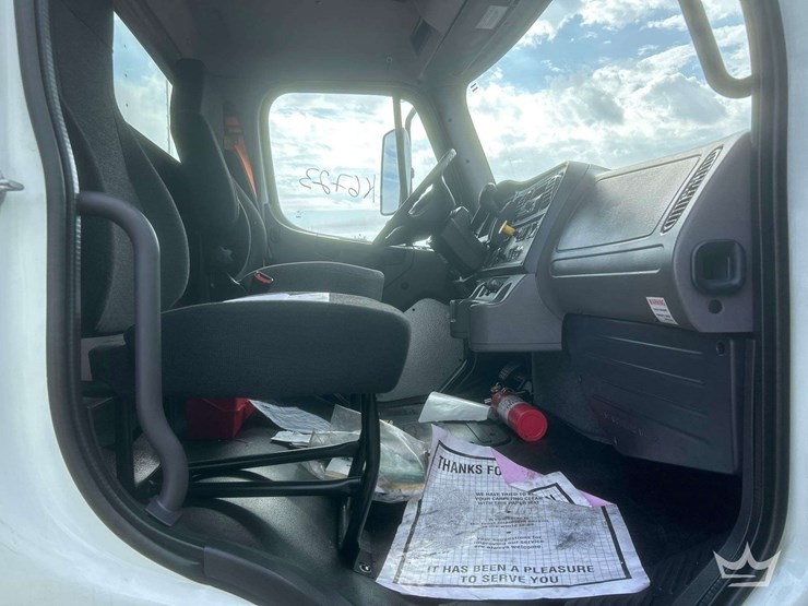 2019-freightliner-m2-106-image-20