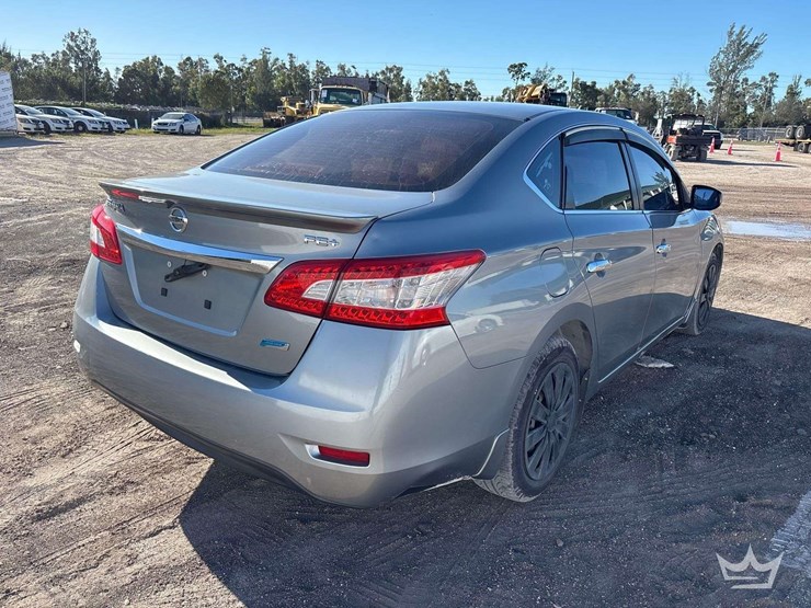 2013-nissan-sentra-sedan-image-3