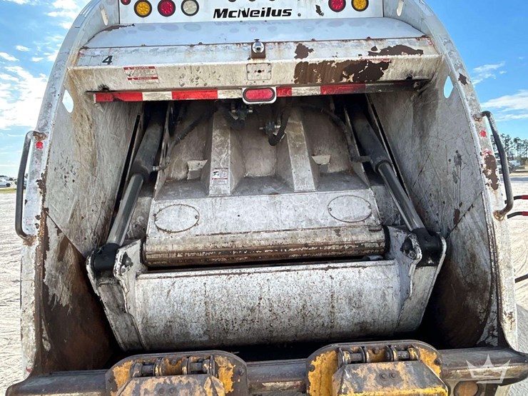 2020-peterbilt-567-image-24