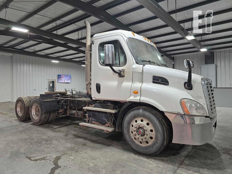 2016-freightliner-cascadia-113-image-2