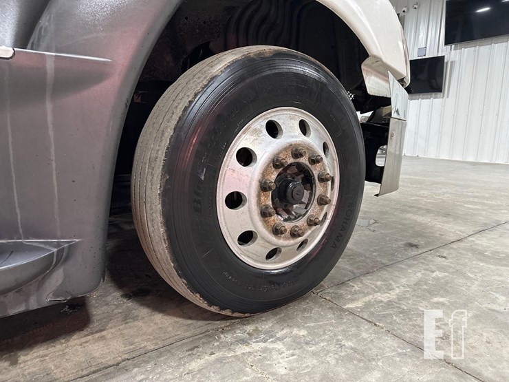 2014-freightliner-cascadia-125-image-32