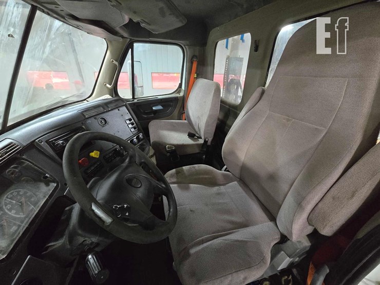 2016-freightliner-cascadia-113-image-9