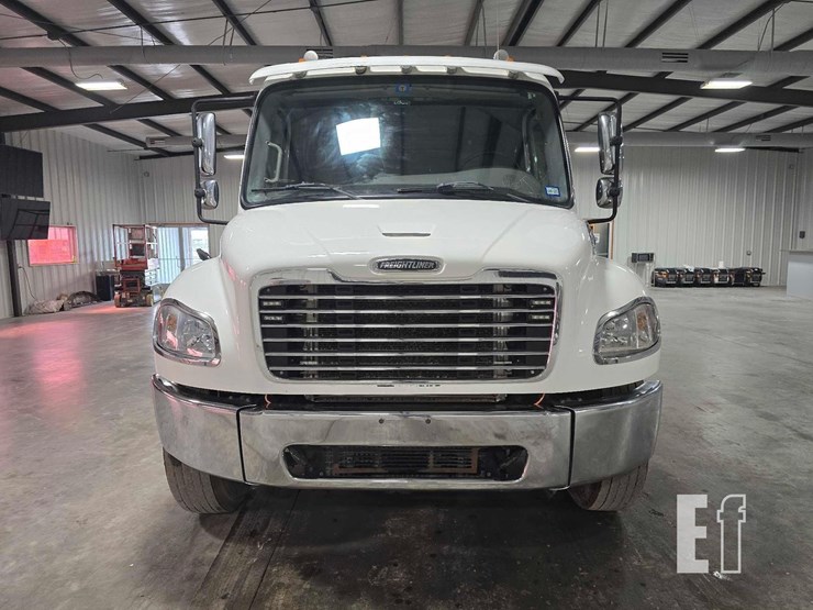 2017-freightliner-business-class-m2-106-image-7