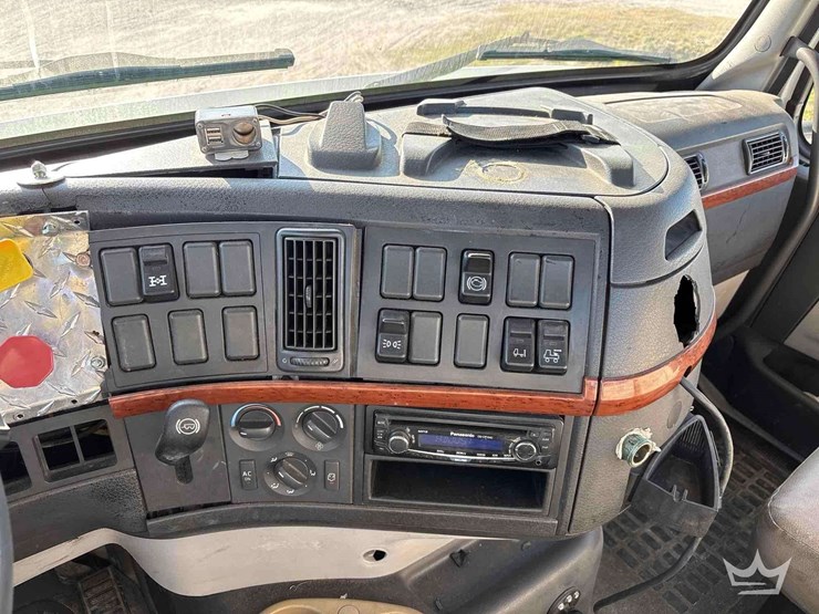 2005-volvo-vnm-day-cab-truck-tractor-image-24