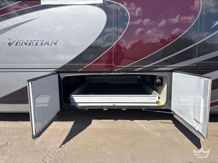 2018-freightliner-thor-venetian-400xcr-a40-41ft.-class-a-motorhome-image-7