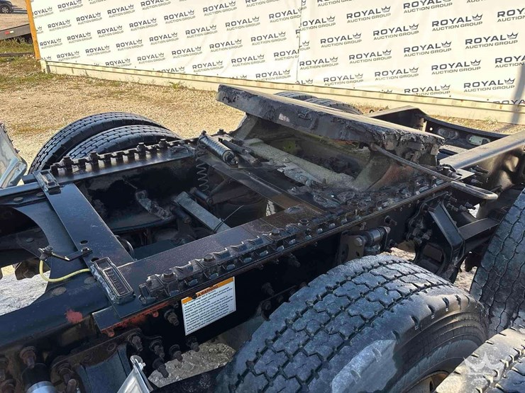 2005-volvo-vnm-day-cab-truck-tractor-image-11