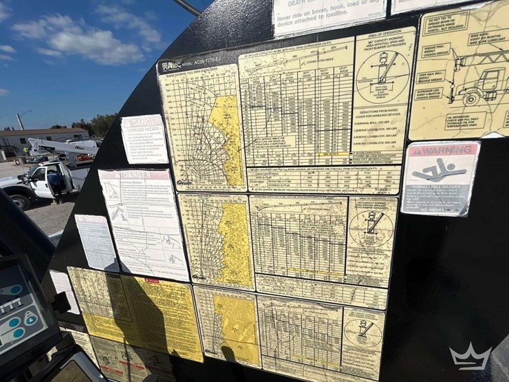 2011-peterbilt-365-image-30