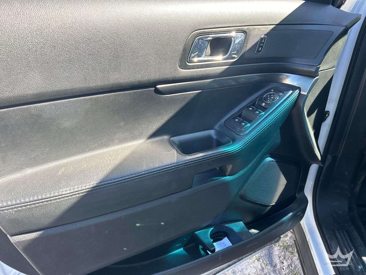 2017-ford-explorer-image-10