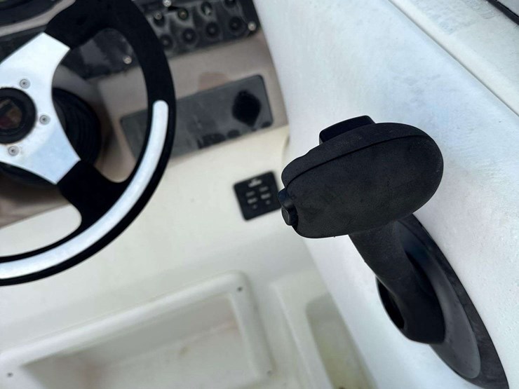 2009-mariah-sc23-23ft.-cabin-cruiser-with-t/a-boat-trailer-image-12