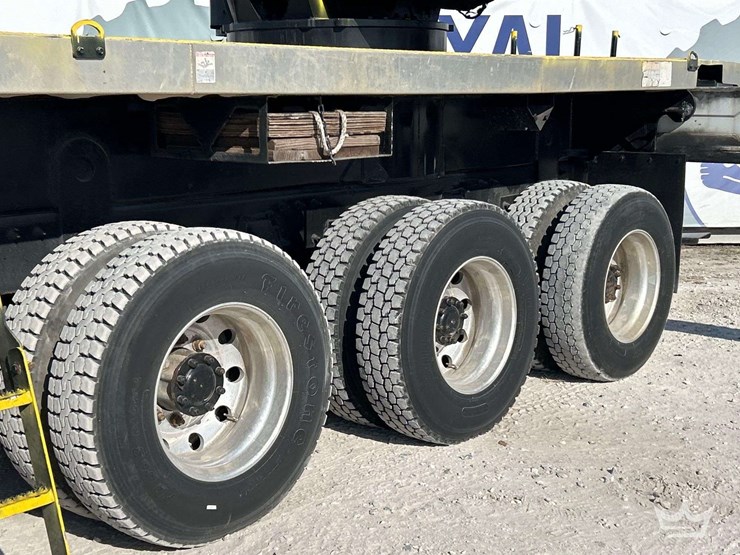 2011-peterbilt-365-image-36