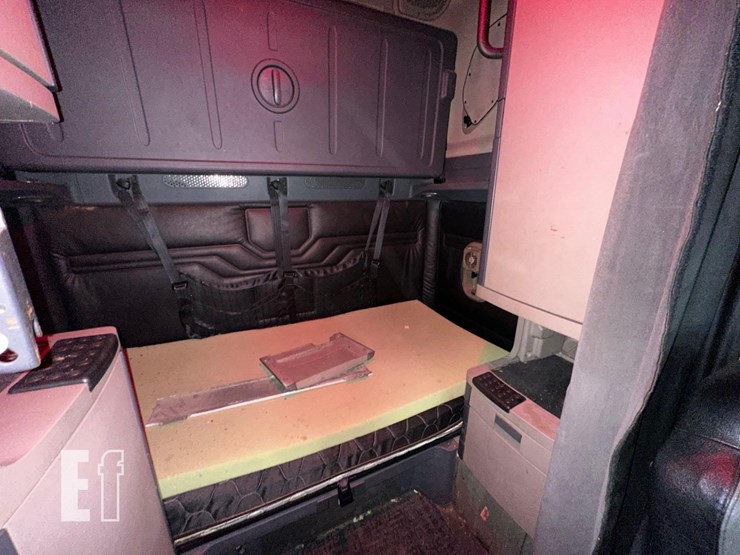 2014-freightliner-cascadia-125-image-26