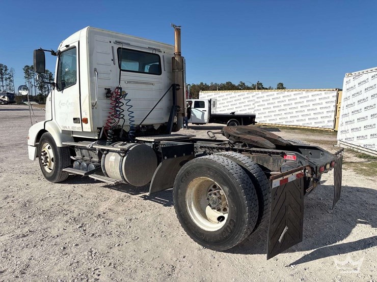 2006-volvo-vnm-image-4