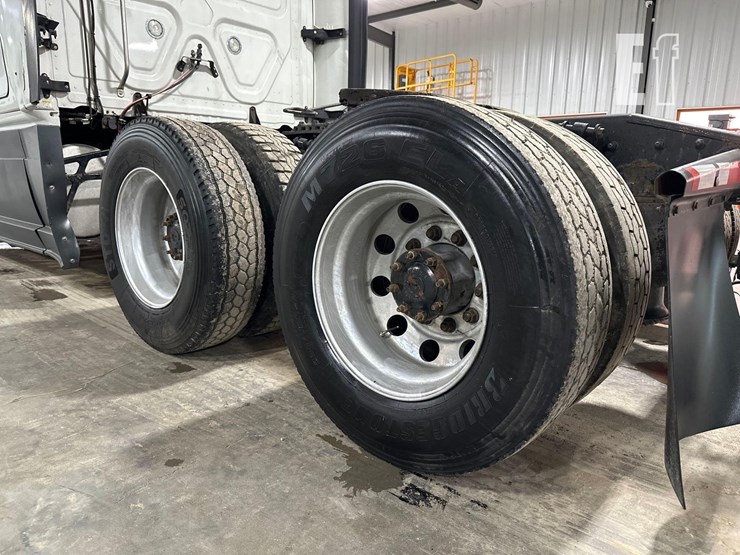 2014-freightliner-cascadia-125-image-34