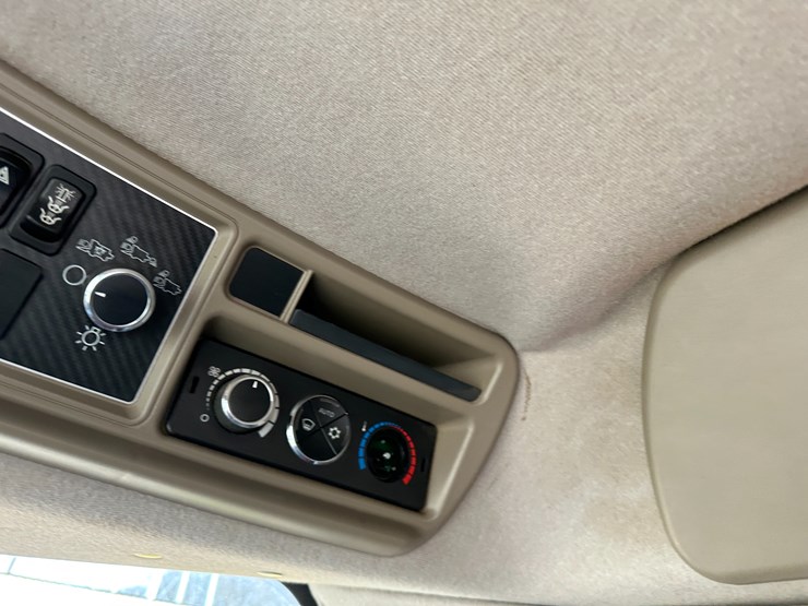 #38416-•-2016-case-axial-flow-8240-prwd-combine-yfg230343-image-86