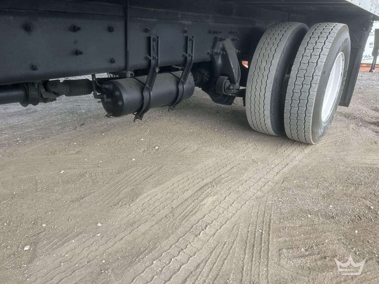 2019-freightliner-m2-106-image-35