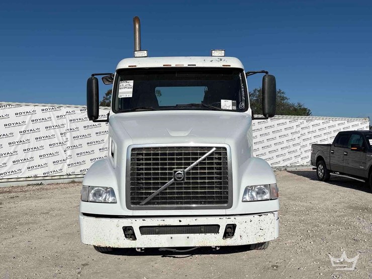 2005-volvo-vnm-day-cab-truck-tractor-image-36