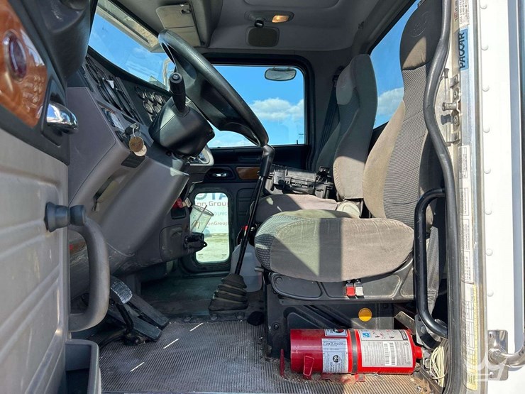 2011-peterbilt-365-image-11