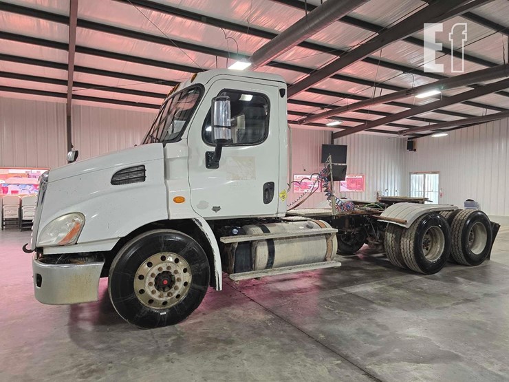 2016-freightliner-cascadia-113-image-1