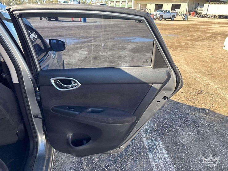 2013-nissan-sentra-sedan-image-20