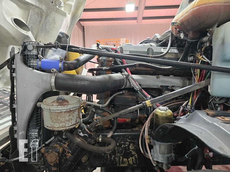 2013-freightliner-columbia-120-image-17