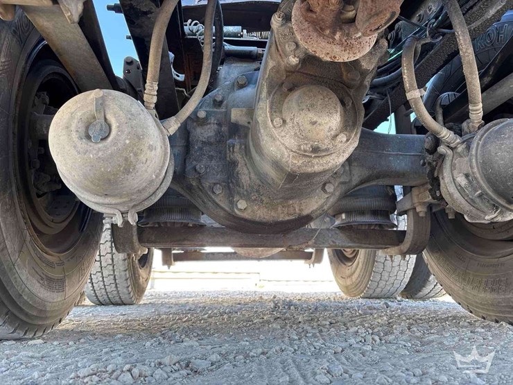 2005-volvo-vnm-day-cab-truck-tractor-image-31