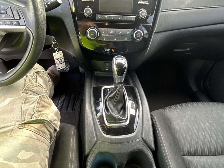 2017-nissan-rogue-image-15