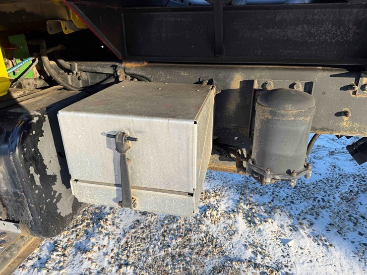 1984-freightliner-fl70-image-28