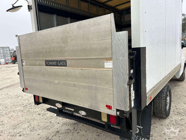 2017-chevrolet-express-12ft-box-van-w/-liftgate-image-21