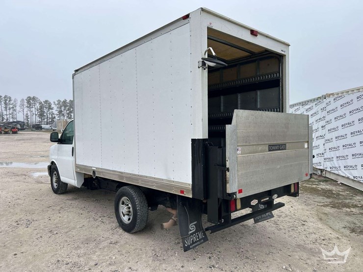 2017-chevrolet-express-12ft-box-van-w/-liftgate-image-4