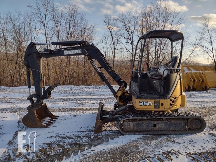 2013-deere-35d-image-1