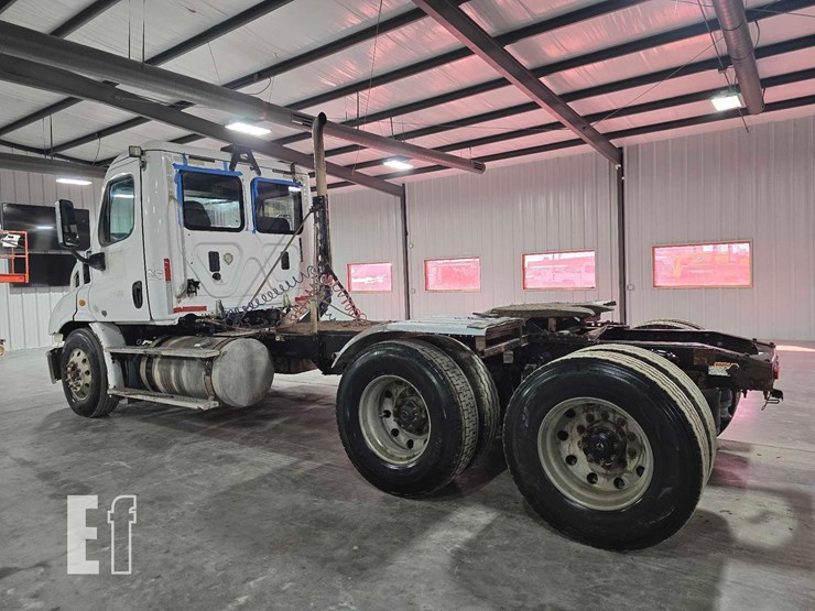 2016-freightliner-cascadia-113-image-4