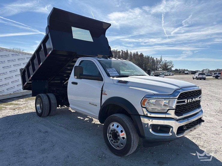 2019-ram-4500-4x4-s/a-dump-truck-image-2
