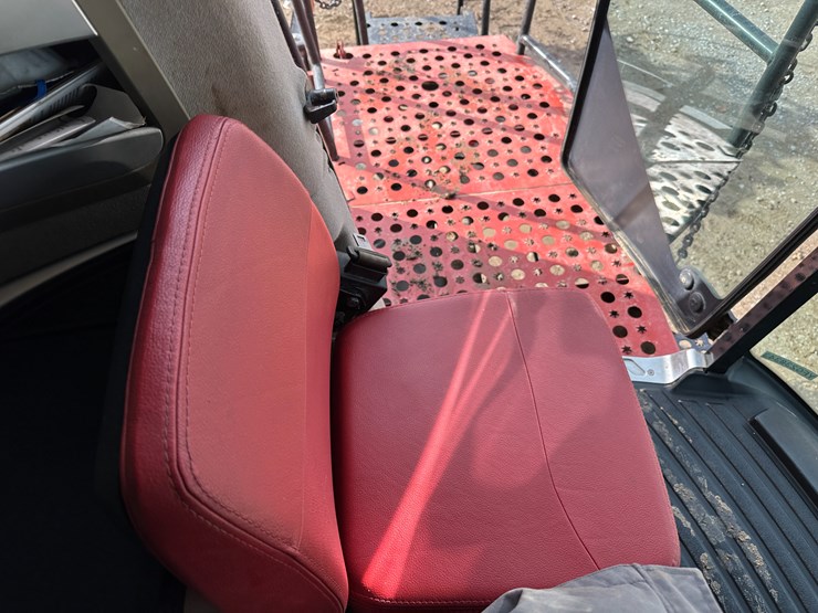 #38416-•-2016-case-axial-flow-8240-prwd-combine-yfg230343-image-82