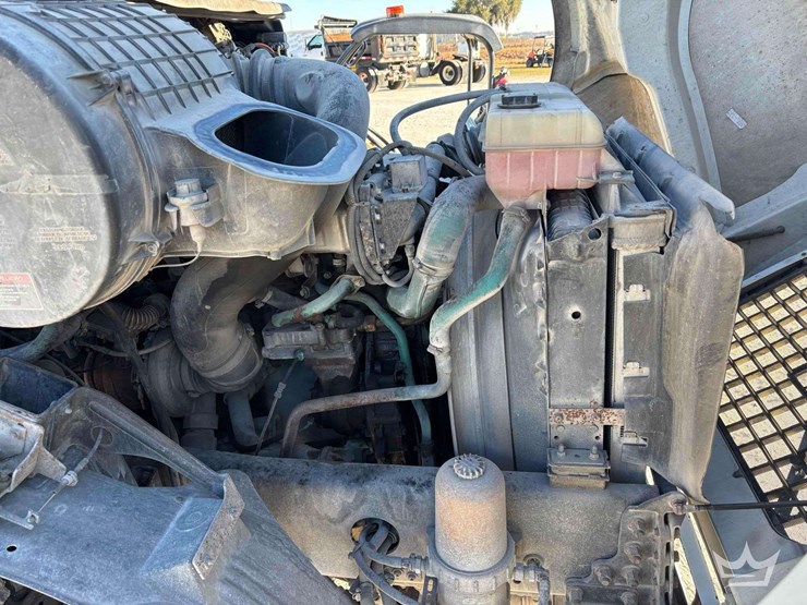 2005-volvo-vnm-day-cab-truck-tractor-image-16