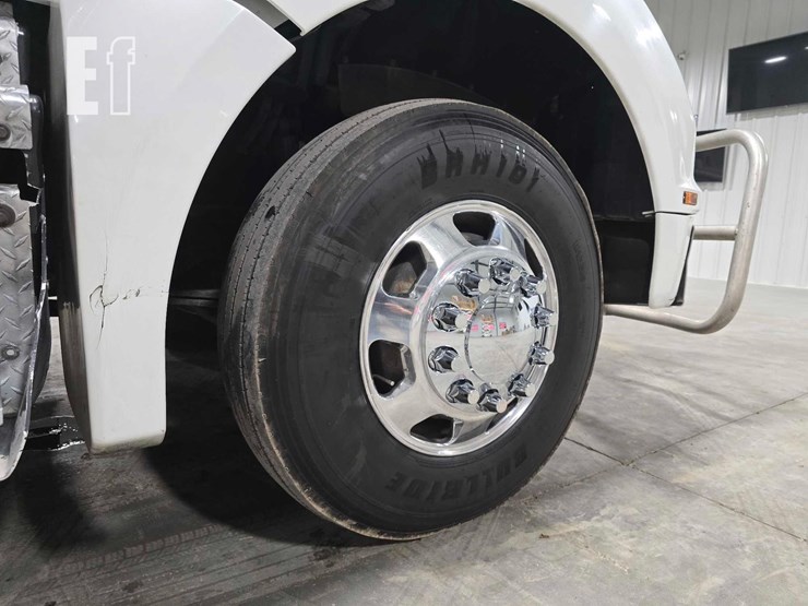 2017-kenworth-t880-image-34