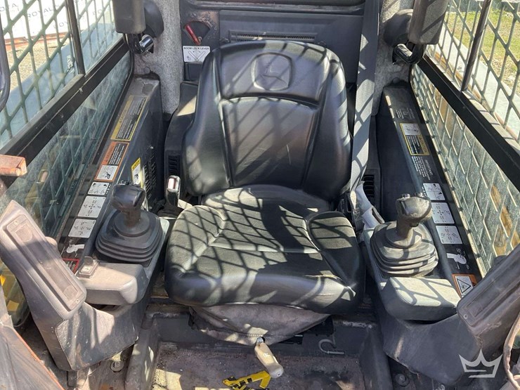 2013-deere-329e-image-9