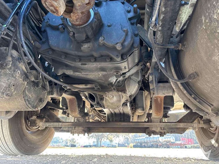 2005-volvo-vnm-day-cab-truck-tractor-image-30