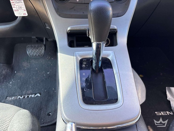 2013-nissan-sentra-sedan-image-15