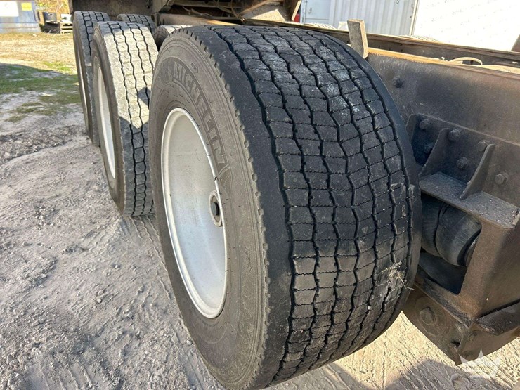 1995-peterbilt-379-image-39